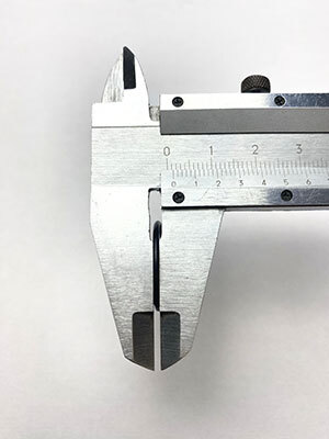 Utilisation du pied à coulisse pour mesurer l'épaisseur du joint 