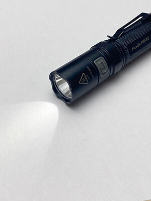 La lampe est allumé pour tester son fonctionnement. 